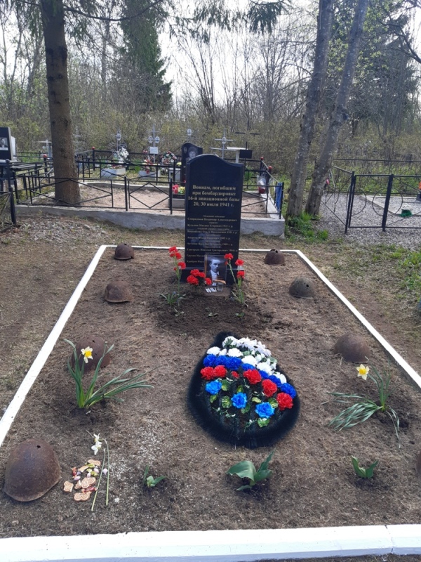 Братская могила погибших летчиков д.Спасская Полисть.